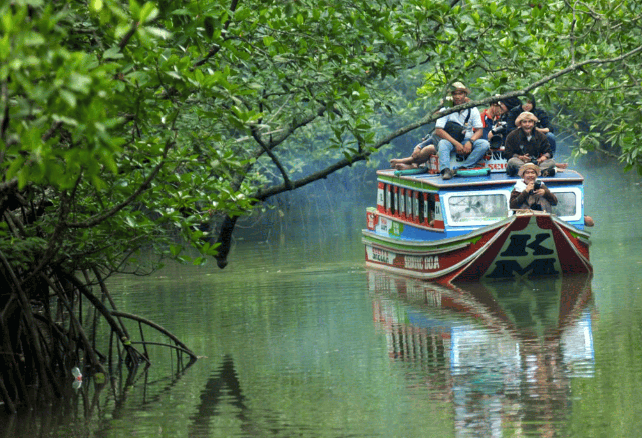 Mendorong ekowisata berkelanjutan yang mendukung ekonomi masyarakat lokal.